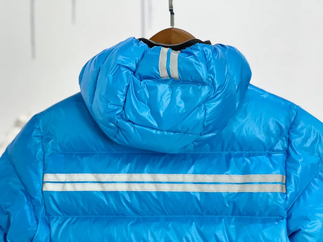 P640 CANADA GOOSE Canada Goose Crofton Children's Down Hoodie Big Goose Down Jacket 5460K Product Features ·This style uses thin channel-filled structural filling: 750-fill duck down, with lightweight fabrics and trims, lightweight and warm, allowing you to move freely ·Decorated with iconic double-stripe reflective details on the back ·Adjustable down hood sewn with reflective trim to enhance warmth and better protect against bad weather ·A weatherproof placket is designed under the two-way zipper to prevent wind and keep warm. The zipper opens from the bottom for increased range of motion and improved breathability. Power Stretch® reflective cuffs are stylish and lightweight, adding wind protection and warmth and making you more visible in low-light environments. Goose I.D. heritage label on the inside. 2 exterior pockets: Hand pockets with zipper closure and tricot fabric at the joints for softness and warmth.